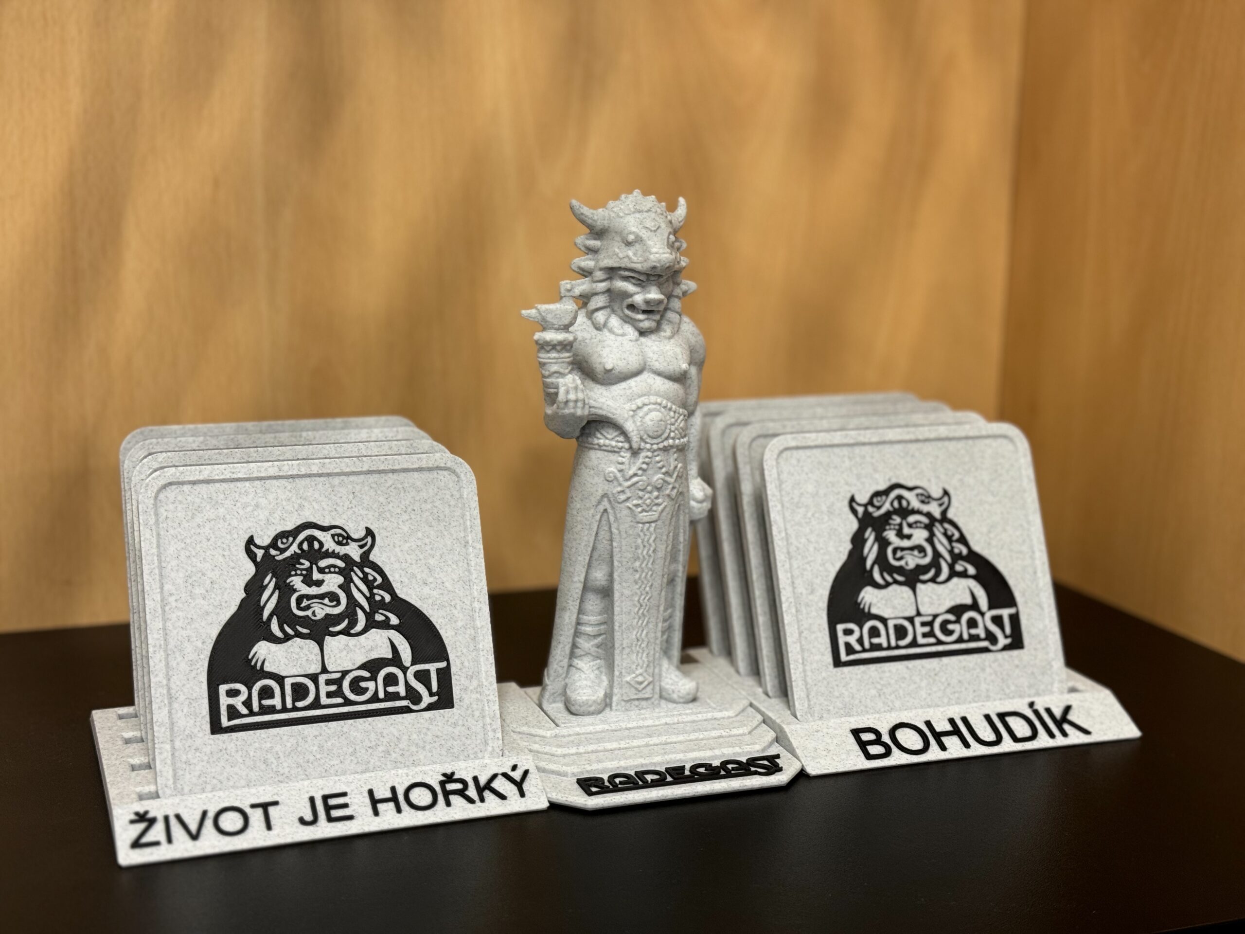 Obrázek Socha Radegast a 8 podtácků