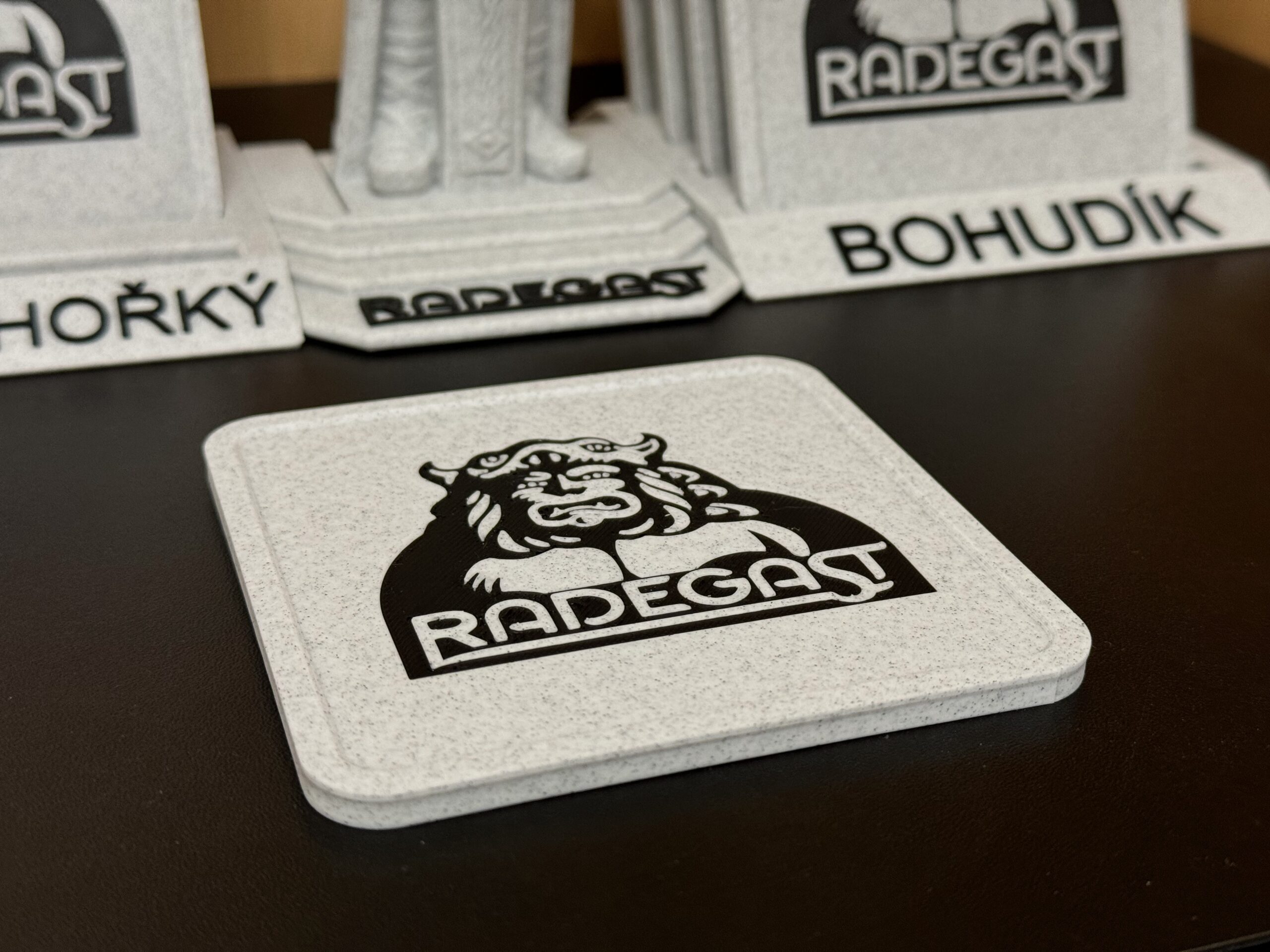 Obrázek Socha Radegast a 8 podtácků